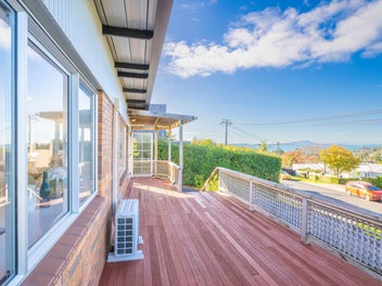 Rangi Zone! Fully Renovated! Stunning Sea Views!