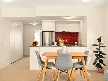STLYLISH, LIGHT-FILLED APARTMENT IN PRIME TE ARO
