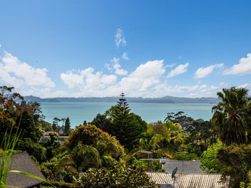 Macleans Zone with Panoramic Sea Views!