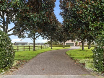 Dream Lifestyle on the Very Edge of Town