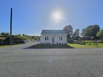Charming refurbished cottage in Kumara