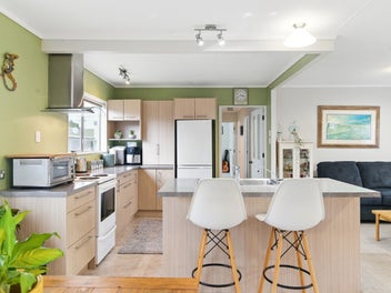 Beachy Gem – Must Be Sold!