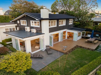 MID CENTURY STYLE DGZ HOME ON VICTORIA AVE