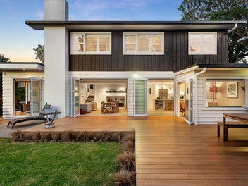 MID CENTURY STYLE DGZ HOME ON VICTORIA AVE