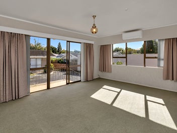 Super Convenient - Regent Location!