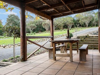 Rustic Rural Charm on Lifestyle Land!