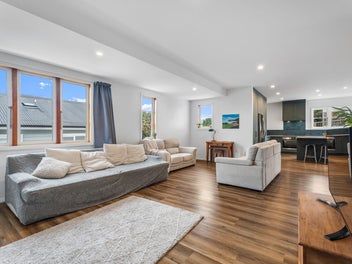 Family Living On 695m2 - Must Sell!