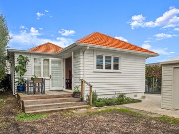 Family Living On 695m2 - Must Sell!