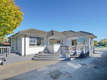 Spacious Family Sized Home and Section!!