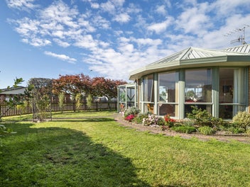 Easy Living in a Peaceful Cul-de-Sac