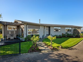 Charming Home in Prime Springlands Location