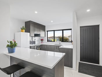 Dreamy Townhouse Living Near the Beach!