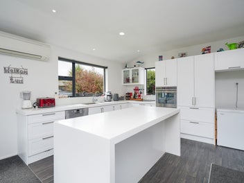 Elegantly Styled, Family Home, Otatara Location