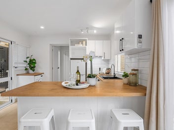 Stylish, Sunny, and Superbly Located