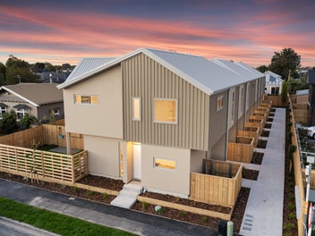CASH BACK $10,000 : Brand New Townhouse