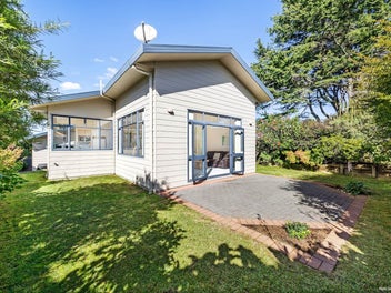 Spacious, Sunny and Freehold!