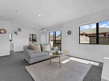 Contemporary & Spacious Home in Avondale Heights