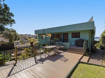 Coastal Living: Sea Views & Swann Reserve