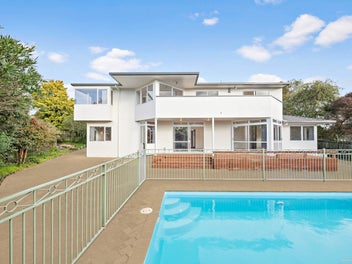 Builders/Renovators Dream 836m2 land + 279m2 home