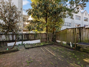 Solid Built – Overseas Vendor demands urgent sale!