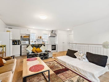 Solid Built – Overseas Vendor demands urgent sale!