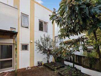 Solid Built – Overseas Vendor demands urgent sale!