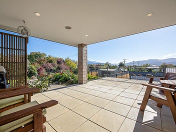 Impressive Home - Commanding Views!
