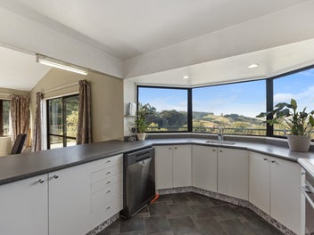 Expansive Family Home on 4 Hectares