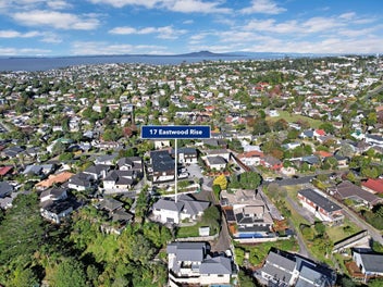 Super Sunny Home - 1,013m² in Rangitoto Zone!