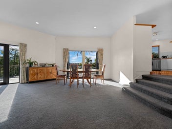 Super Sunny Home - 1,013m² in Rangitoto Zone!