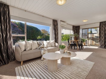 Cosy & Discreet Living In Matua