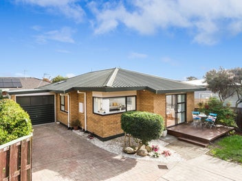 Sunny, Refreshed & Superbly Located!