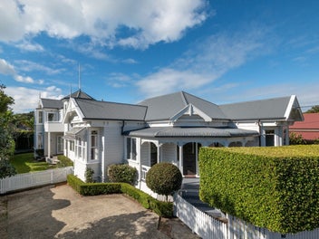 46 Tainui Road — The Cheltenham special