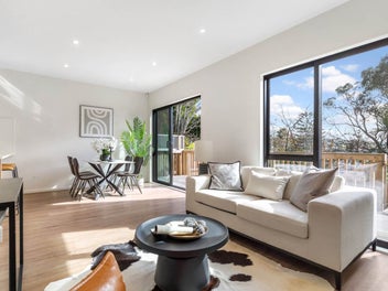 Luxurious Three-Bedroom Townhouse – Designed t...
