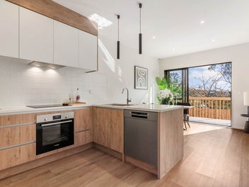 Luxurious Three-Bedroom Townhouse – Designed t...