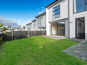 Spacious Modern Home - Walk to Shopping Centre