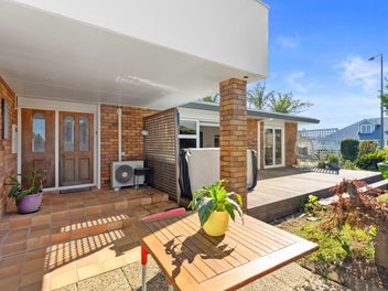 Harbour Views with Extended Family Living