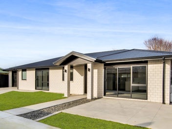 Townhouse Across From Hawera Hospital