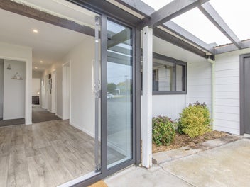 Impeccably renovated home, salt pool & sleepout