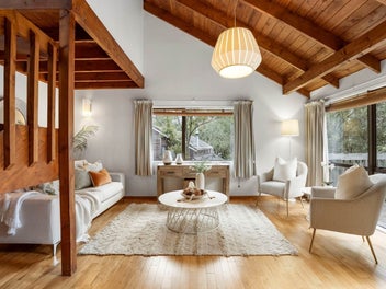 Stylish Home, Scenic Setting