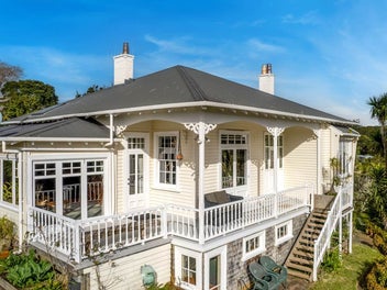 Charm, Breathtaking Views – Vendors Ready to Move