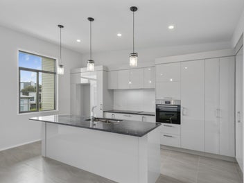 Relaxed Luxury – Brand New Home in Victoria Key