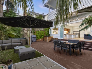 COASTAL SOPHISTICATION IN ROTHESAY BAY!