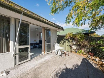 Sunny Stoke Townhouse - No Lawns, No Worries!