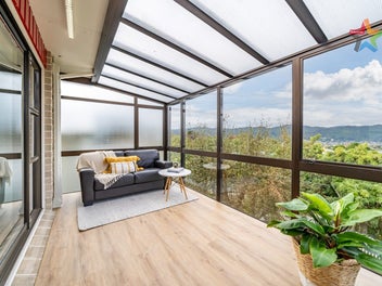 CLASSIC FAMILY HOME + EXTRAS + VIEWS!