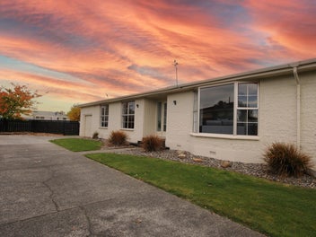 Sun-filled lifestyle in prime Hargest location
