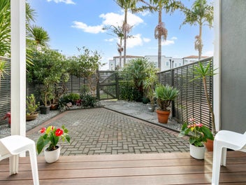 FANTASTIC ENTRY / LOCATION / LIFESTYLE - GZ