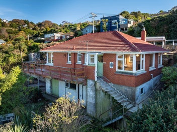 Renovation potential in sought-after Kew
