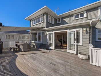 Central estate with multiple options