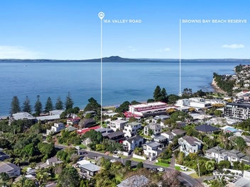 Design elegance, exceptional beachside location.
